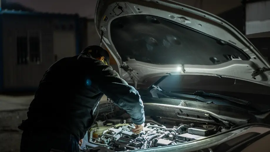 The Ultimate Guide to Garage Work Lights: Choosing the Best Hands-Free & Diagnostic Setup