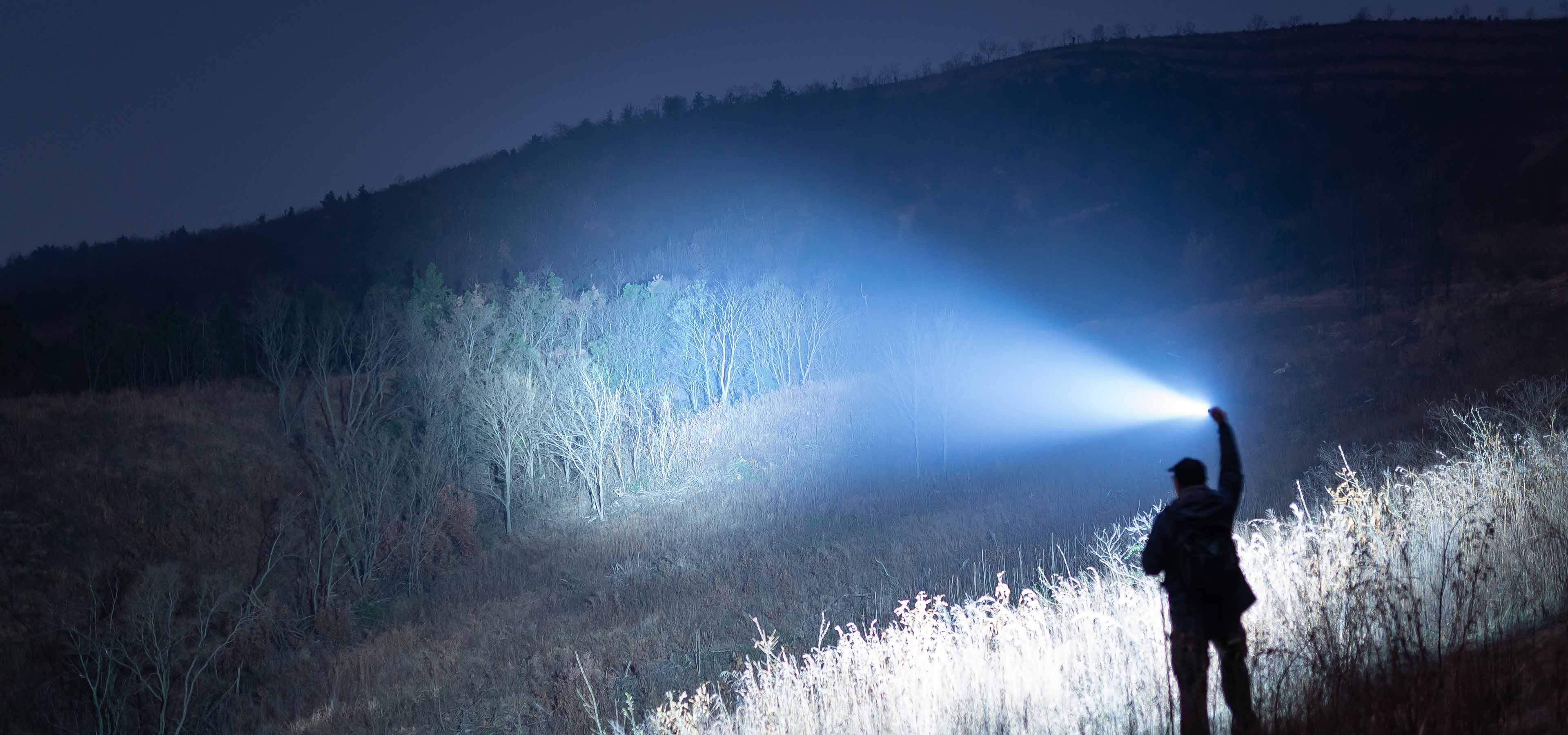 Warrior 3S beleuchtet eine n&auml;chtliche Outdoor-Landschaft