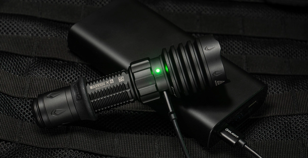 Olight Warrior X 4 USB-C フラットダークアース Warrior X 4 USB-C and MCC Rechargeable Tactical Flashlight With