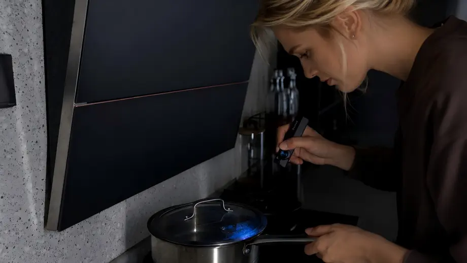 Why Modern Women Are Switching to This Slim 4-in-1 Flat EDC Flashlight