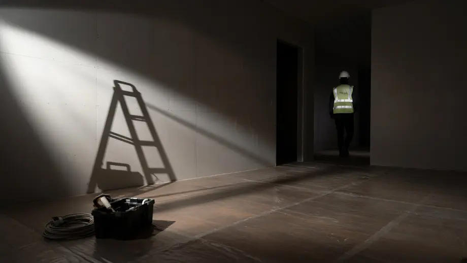 Work Light Stand for Job Sites: Tripod Height, Tip-Over, Beam Spread