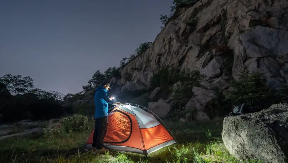 Seeker 4 Mini vs. Baton Series Flashlights - Which One Is Right for You?