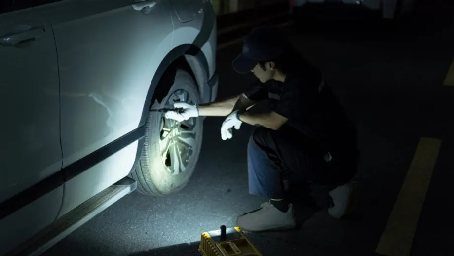 with oligfht cheap flashlight check the car